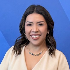 Denisse Headshot